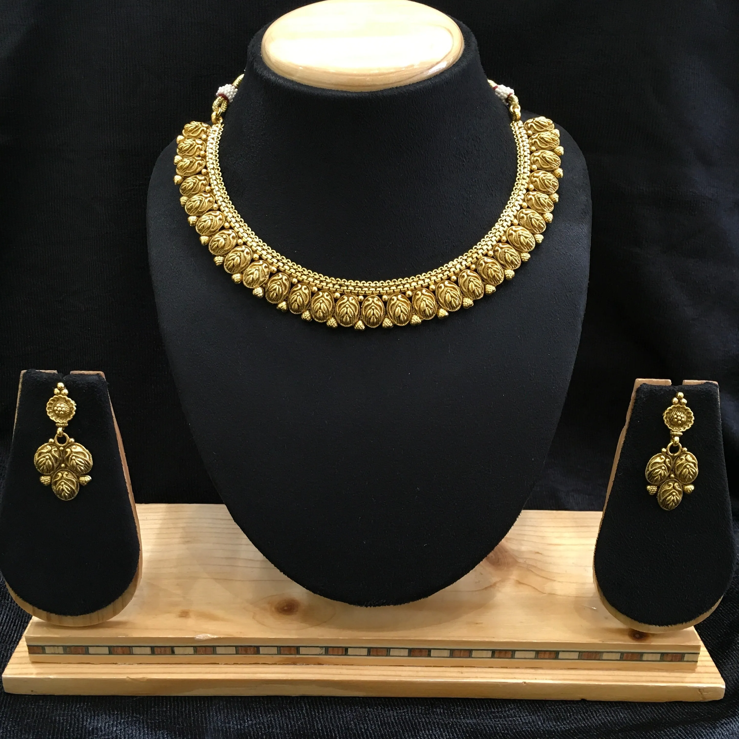 Round Neck Gold Look Necklace Set 4657-33